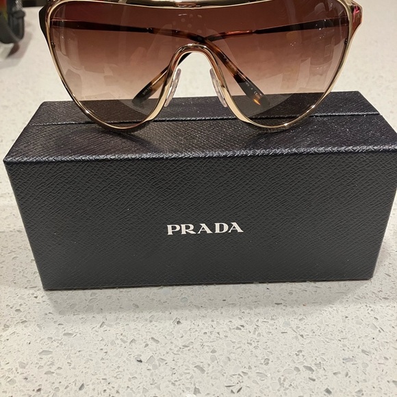 Prada - Picture 4 of 5